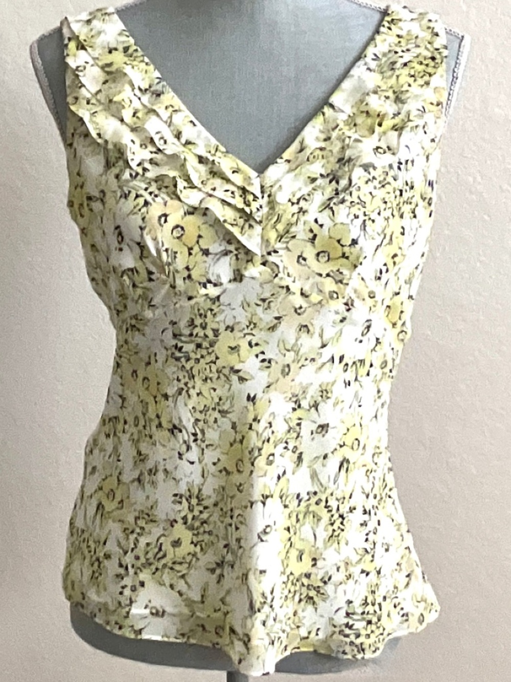 LOFT Size 6 Yellow Black & White Floral Sleeveless Blouse Ruffle Neck Top